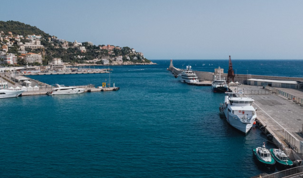 Panorama d'été combinant nature et proximité de la mer à la Villa Horizon à Nice