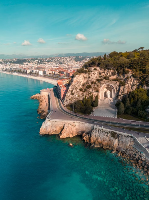 Panorama spectaculaire sur la Baie des Anges et la promenade des Anglais depuis le sommet de la Colline du Château à Nice