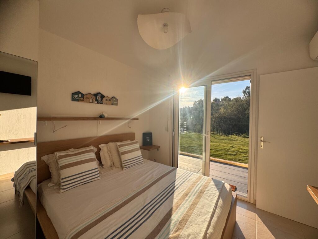 Chambre d'hôtes lumineuse avec grand lit double et vue sur le jardin à Nice