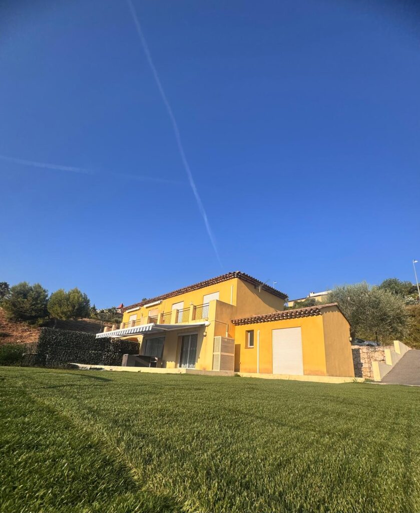 Vue sur les collines sous un grand ciel bleu méditerranéen à la Villa Horizon à Nice